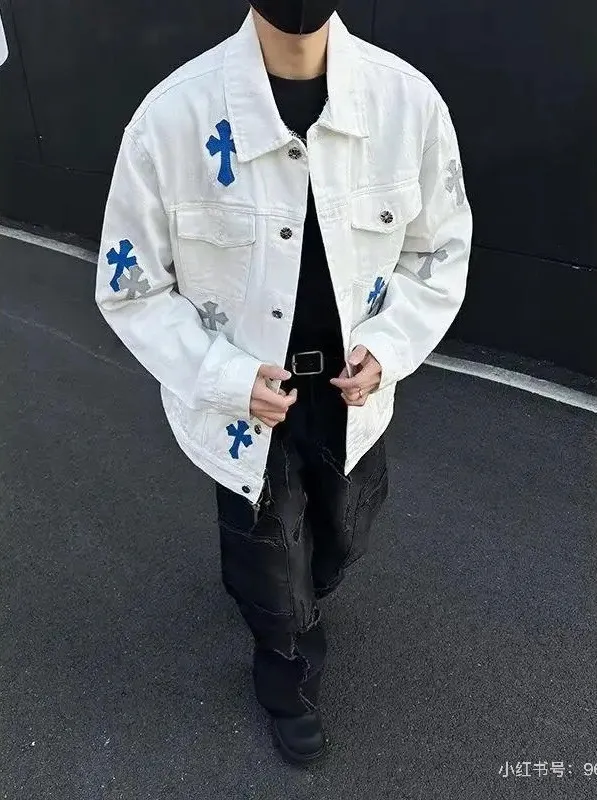 P260 💰 Chrome Hearts Chrome Hearts Cross-Patch Leather Embroidered Shirt Denim Jacket OS version can be worn by both men and women! The fabric is made of twill gauze cotton fabric! The texture is clear and smooth, not easy to wrinkle or fade! The embroidery process is complex and repetitive. There are more than 20 leather labels. It takes 6 repeated embroidery steps to complete the back body. The requirements for the embroidery machine are very strict, and the distance is 45 cm! It won’t work if the spacing is too big, and it won’t work if it’s too small! We make clothes with care, and every detail must be restored one to one! The hardware is all carved and cast, and they are all genuine from the original factory! This piece of clothing consumes a lot of material, with more than 3 meters of material used for one piece of clothing! After the garment is made, it needs to be fixed at high temperature, washed at a water temperature of more than 70 degrees, and softened by adding softener to make the upper body softer and smoother! There is a flap on the sleeve that can be stored into short sleeves! Make it fit that understanding Color: Black White Size: S-M-L-XL